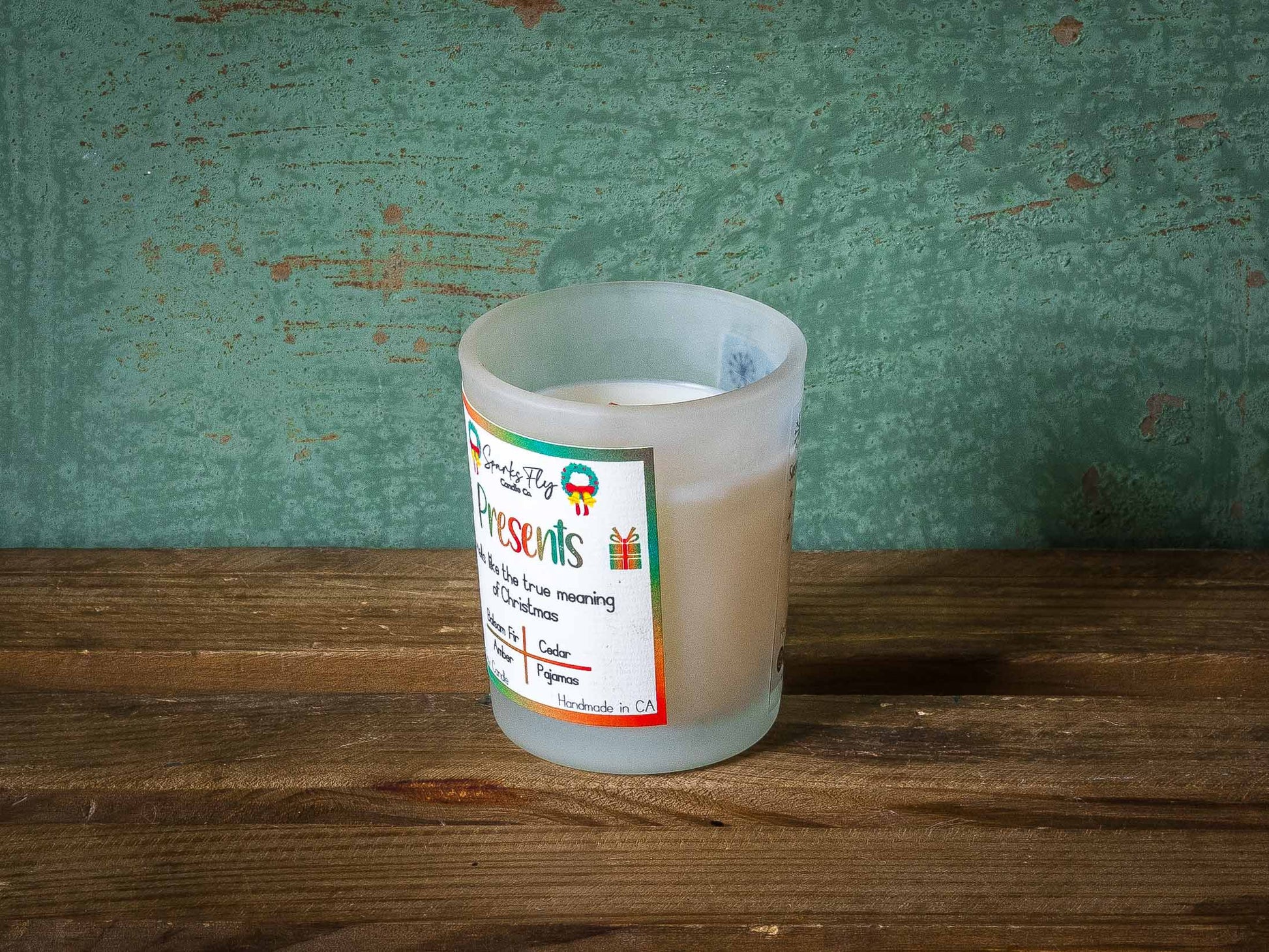 Presents Candle - Evoking the heartfelt essence of Christmas in every whiff.